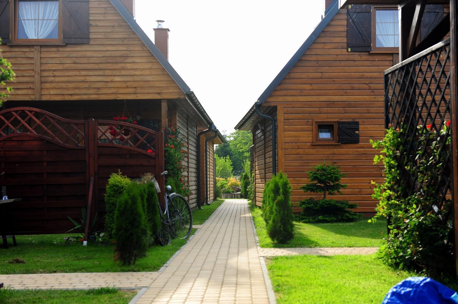 Caloroczne Domki Nad Morzem I Jeziorem Jezierzany Bagian luar foto